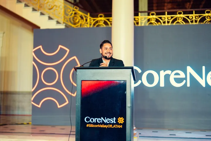 José Roberto Rodríguez Duque en el escenario presentando CoreNest en El Salvador