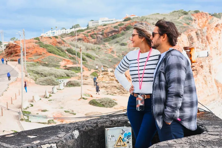 José Roberto Rodríguez Duque con su esposa en la costa
